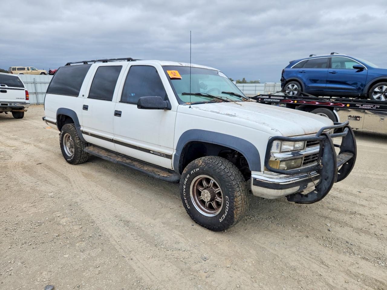 1999 Chevrolet Suburban K2500 White vin: 1GNGK26J5XJ489687