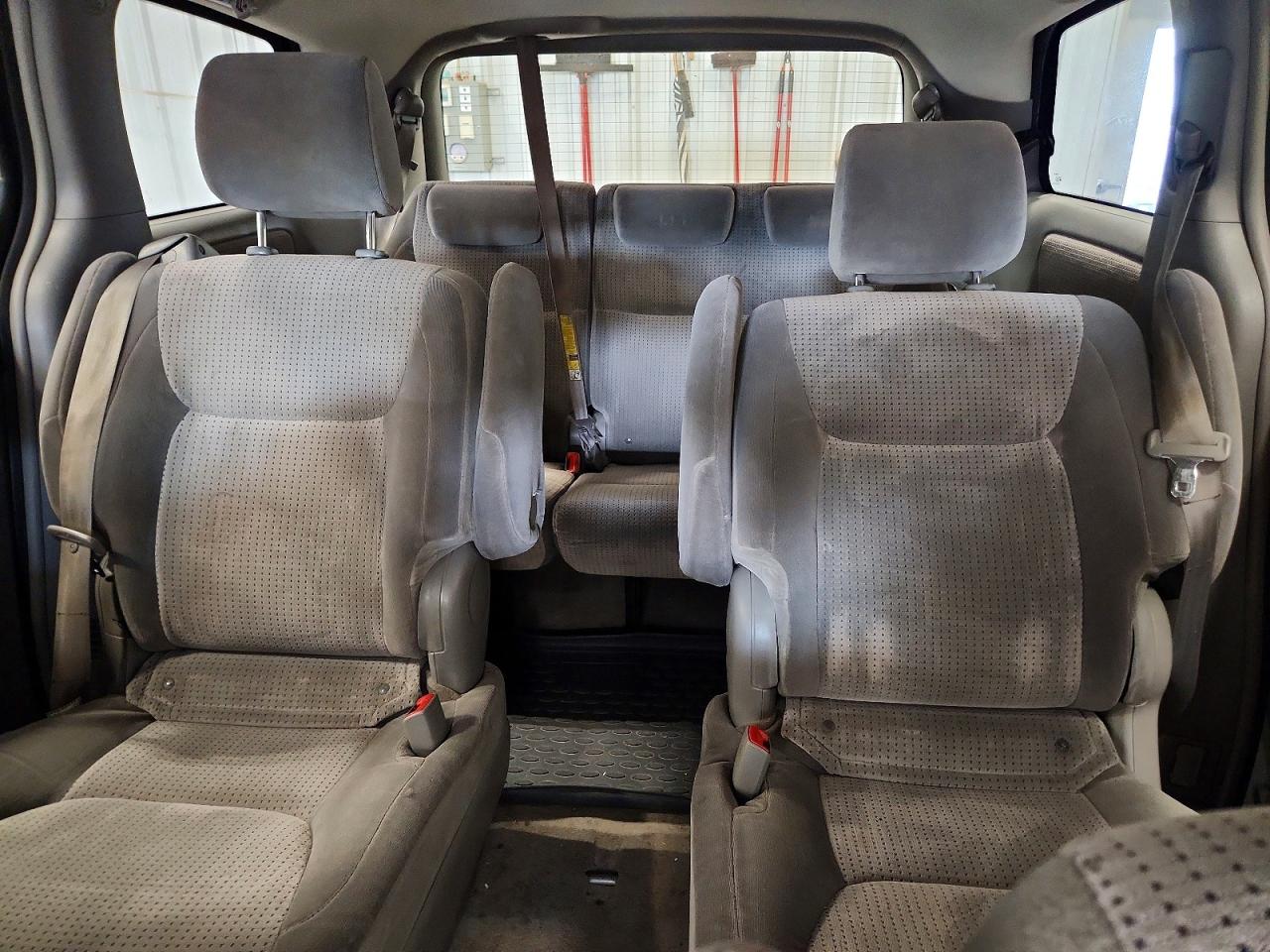 2007 Toyota Sienna Le 7-passenger Gray vin: 5TDZK23C57S090062