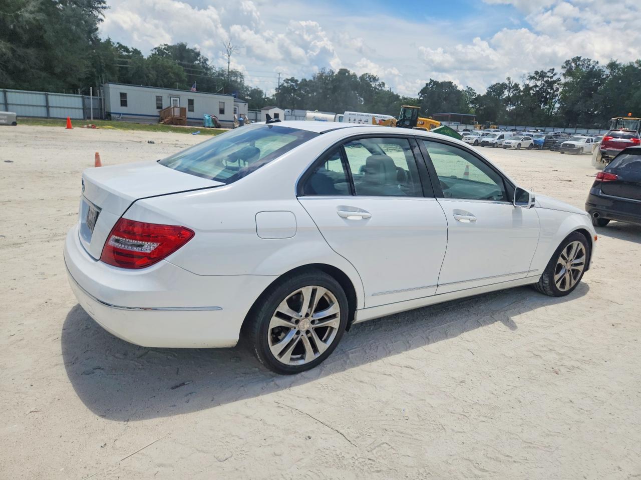 2013 Mercedes-benz C 250 White vin: WDDGF4HBXDR283587