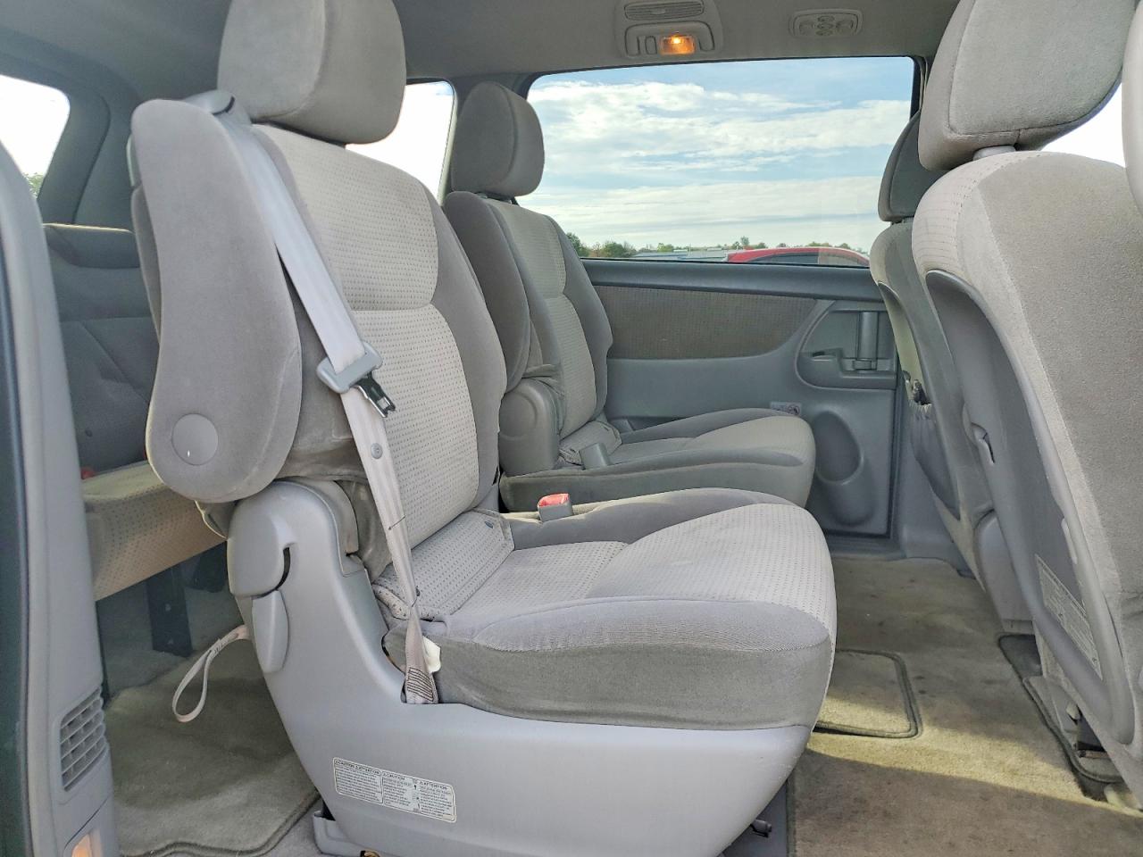 2010 Toyota Sienna Le 7-passenger Green vin: 5TDKK4CC5AS297460