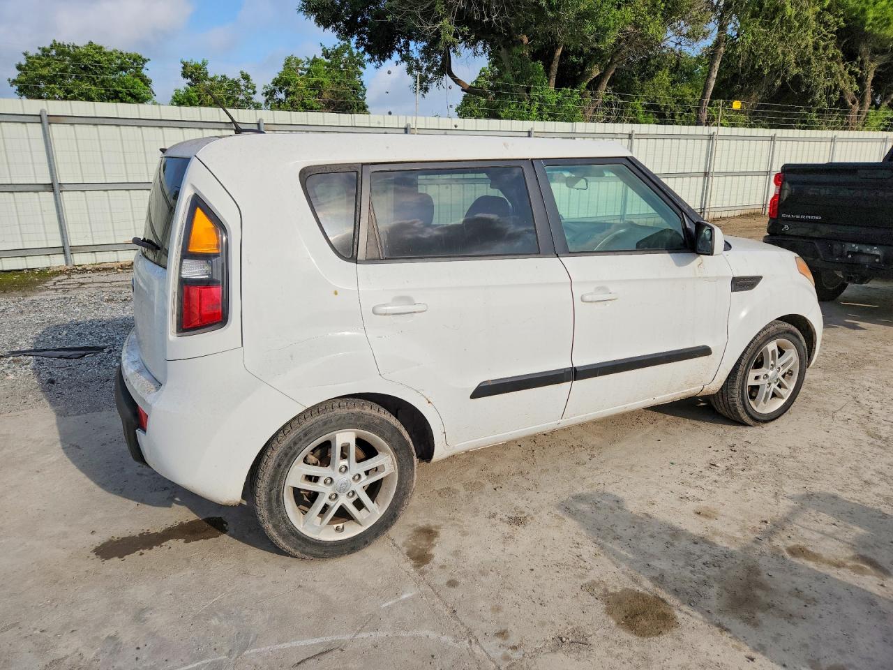 2011 Kia Soul + White vin: KNDJT2A21B7715600