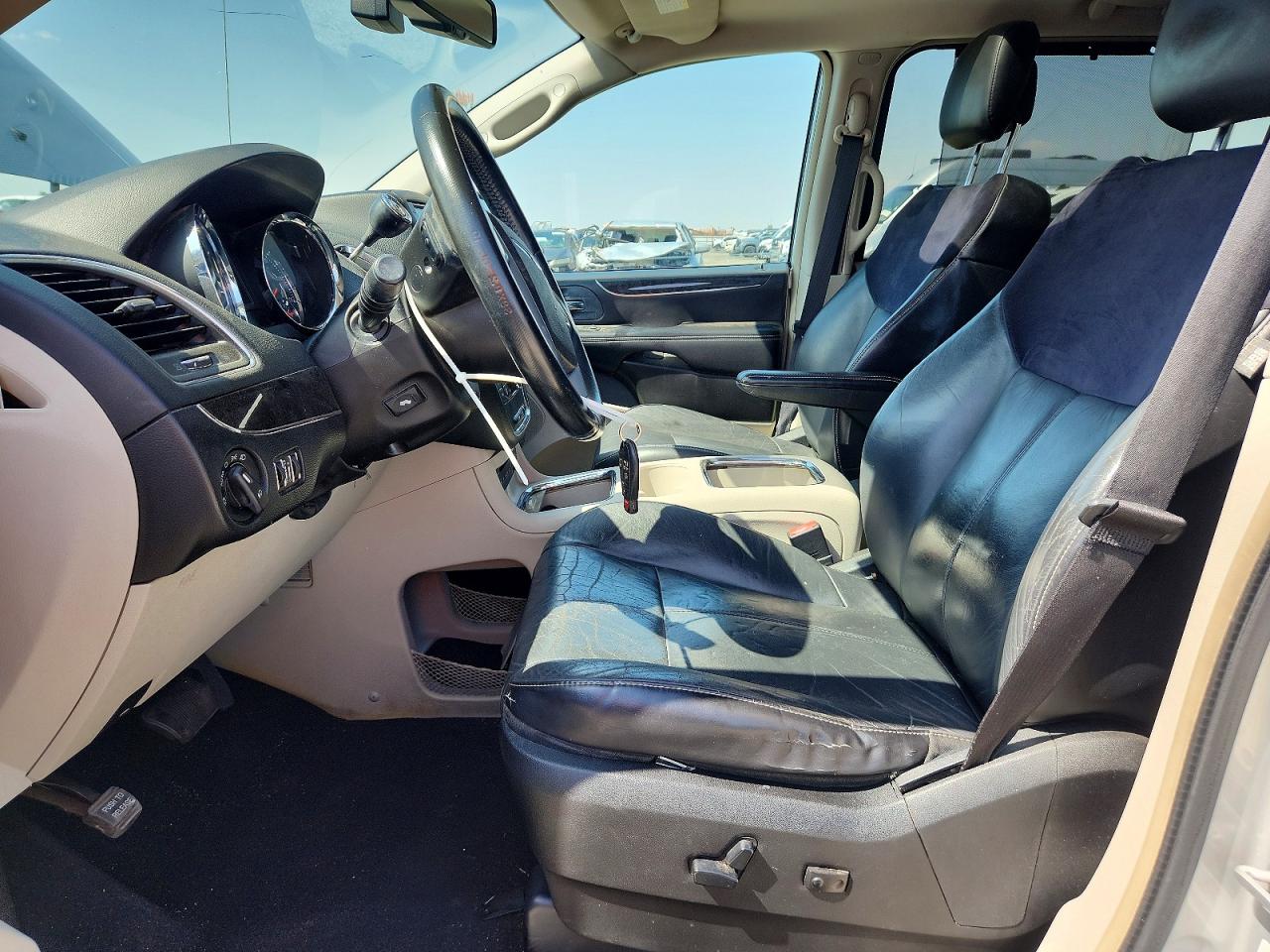 2011 Chrysler Town & Country Limited Silver vin: 2A4RR6DG1BR610838
