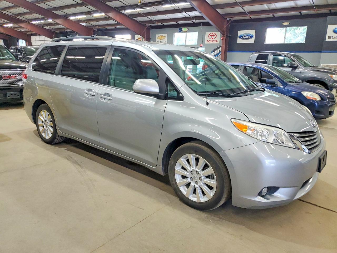 2013 Toyota Sienna Xle 7-passenger Silver vin: 5TDDK3DC6DS053919