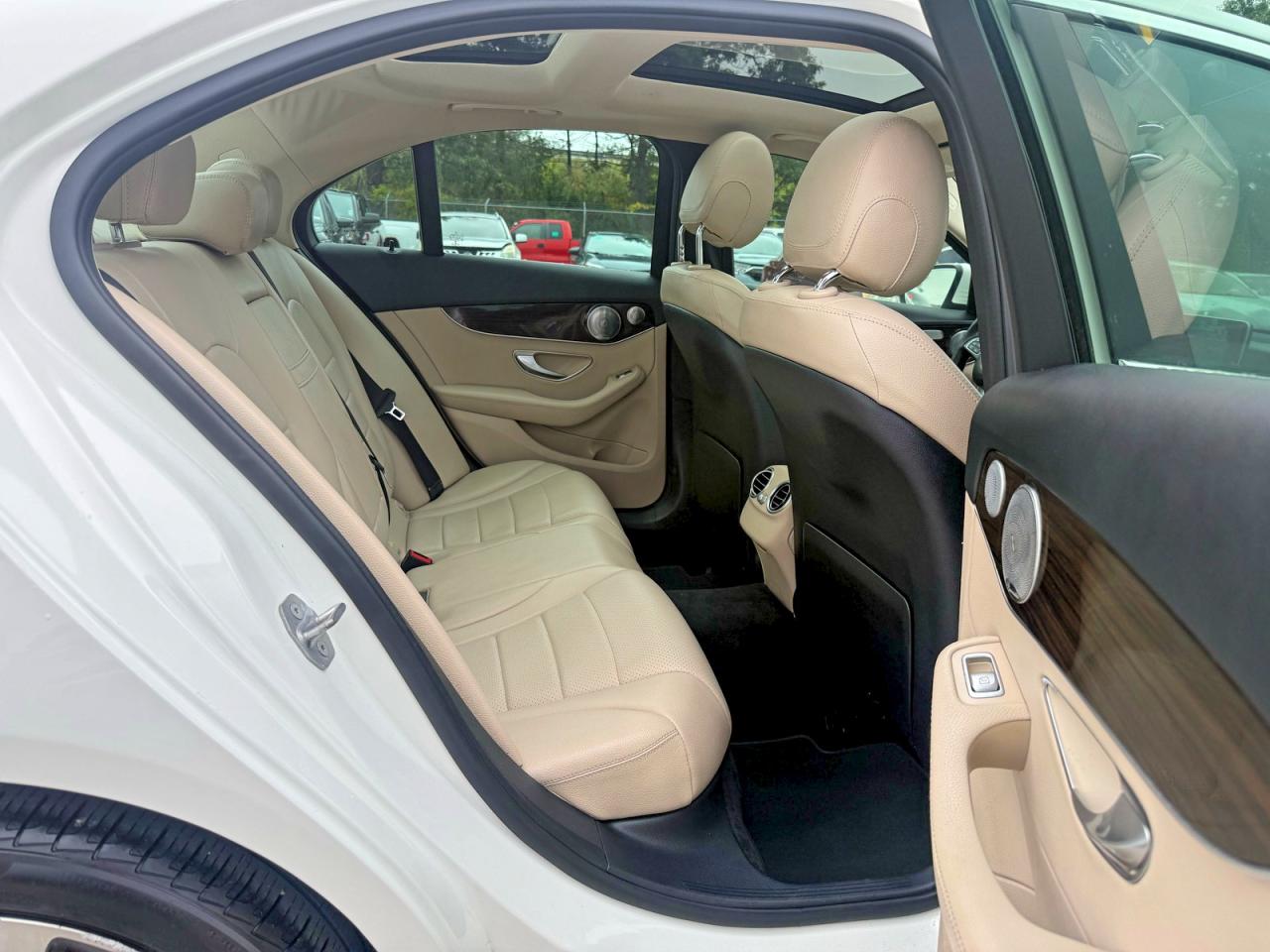 2017 Mercedes-benz C 300 4matic White vin: 55SWF4KB7HU198313