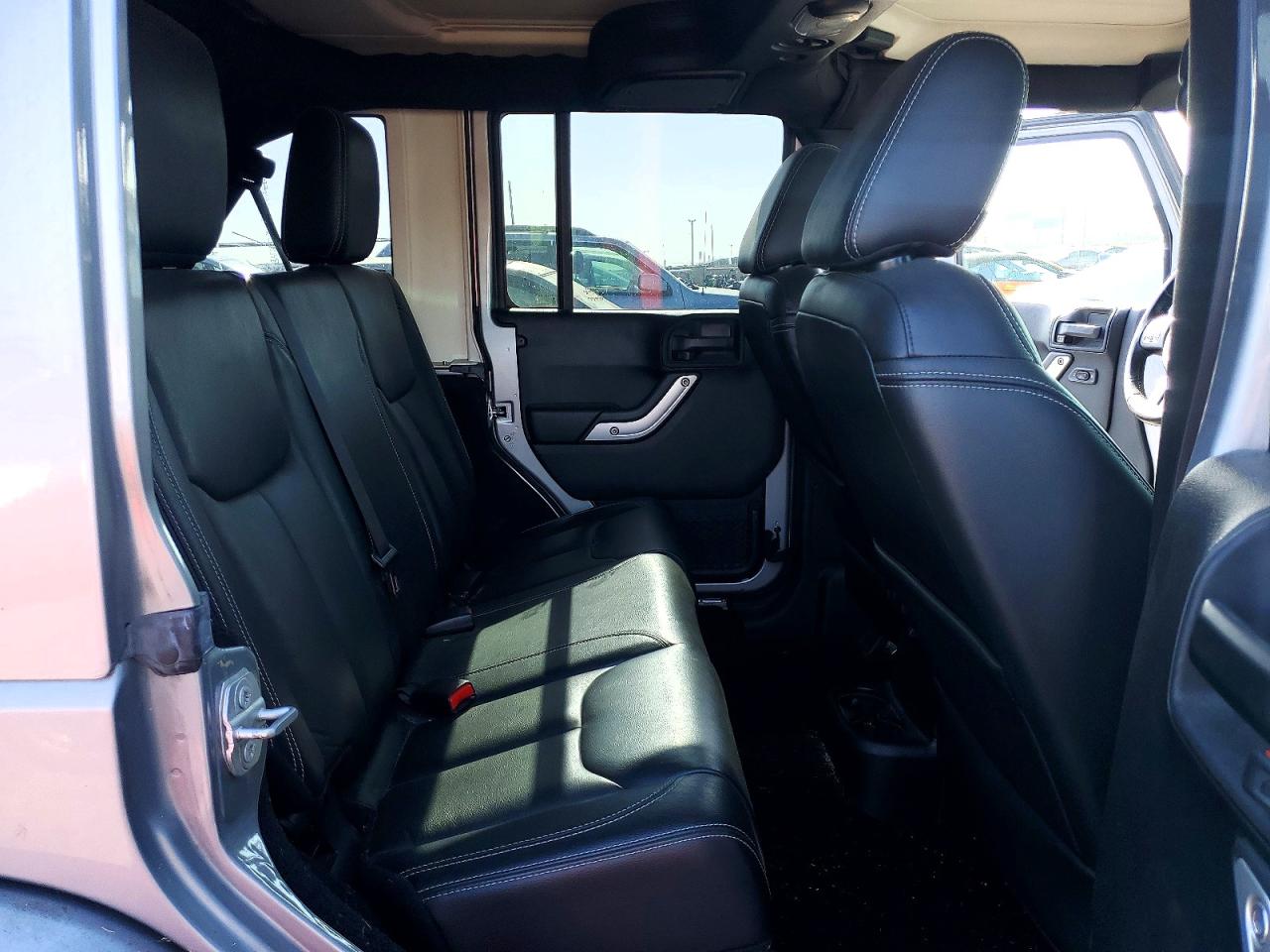2015 Jeep Wrangler Unlimited Rubicon Silver vin: 1C4BJWFGXFL752423
