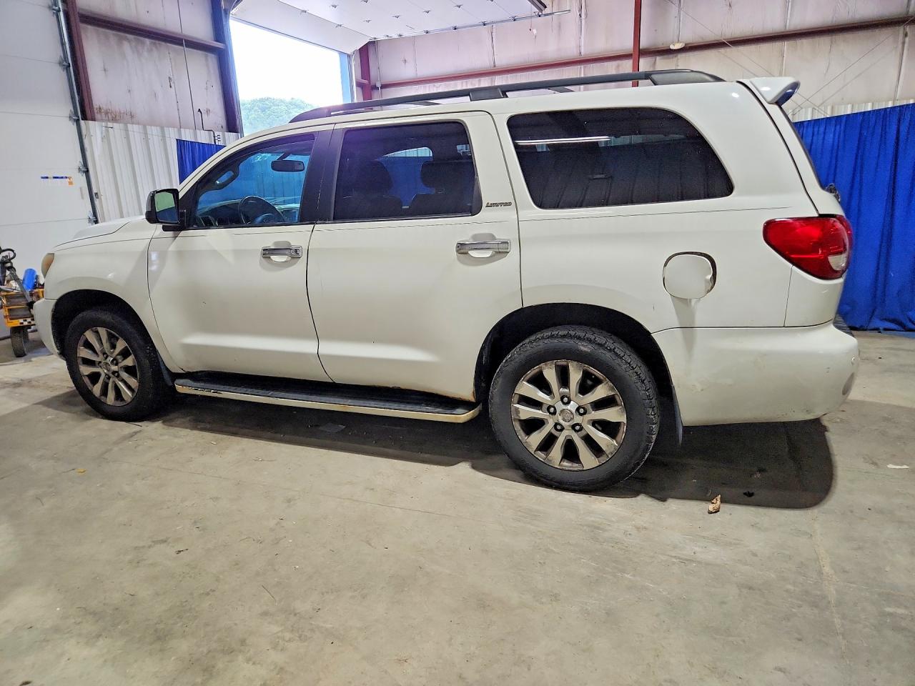 2010 Toyota Sequoia Limited White vin: 5TDJY5G17AS027803