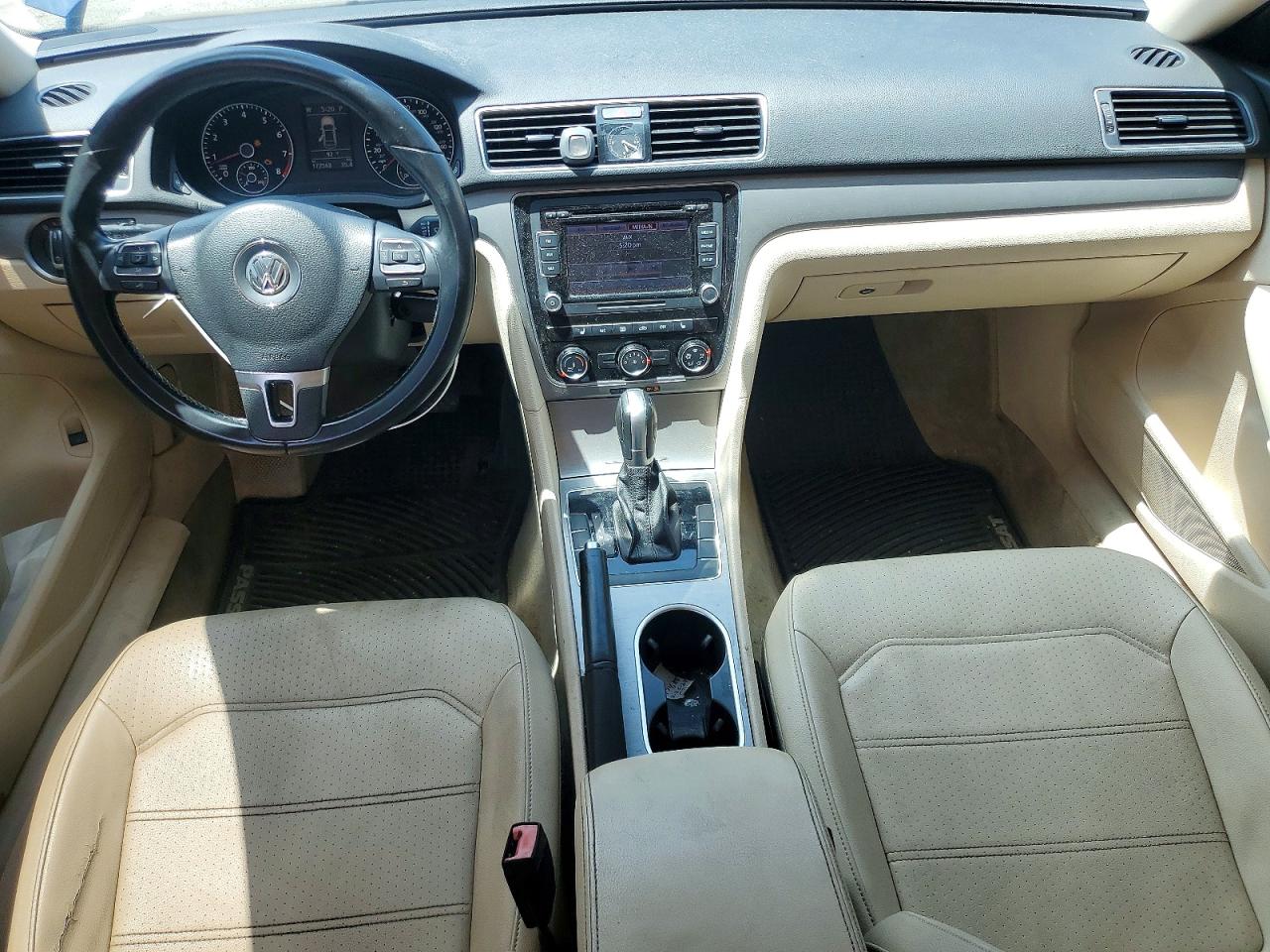 2015 Volkswagen Passat Se Blue vin: 1VWBT7A31FC033336