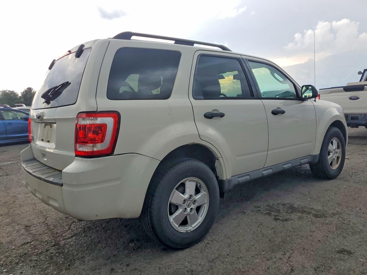 2010 Ford Escape Xlt White vin: 1FMCU9D72AKC67221