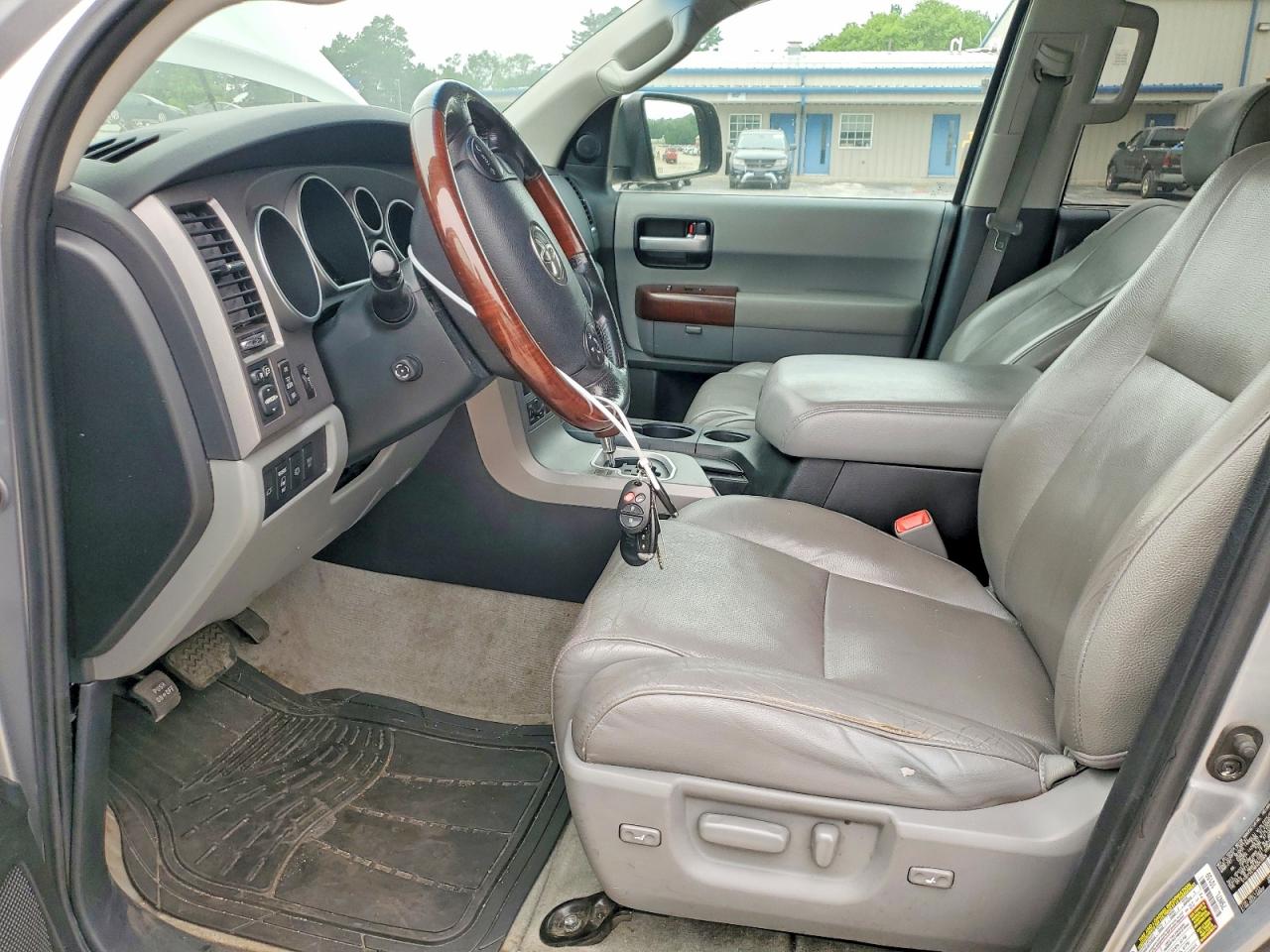 2011 Toyota Sequoia Platinum Silver vin: 5TDDY5G18BS049968