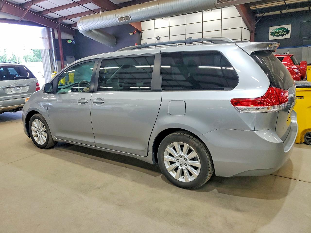 2013 Toyota Sienna Xle 7-passenger Silver vin: 5TDDK3DC6DS053919