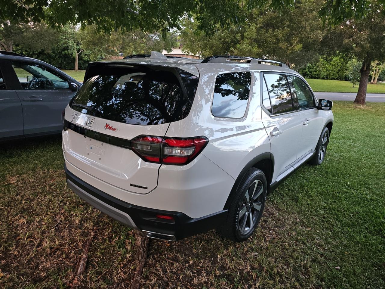 2025 Honda Pilot Touring White vin: 5FNYG1H79SB062345