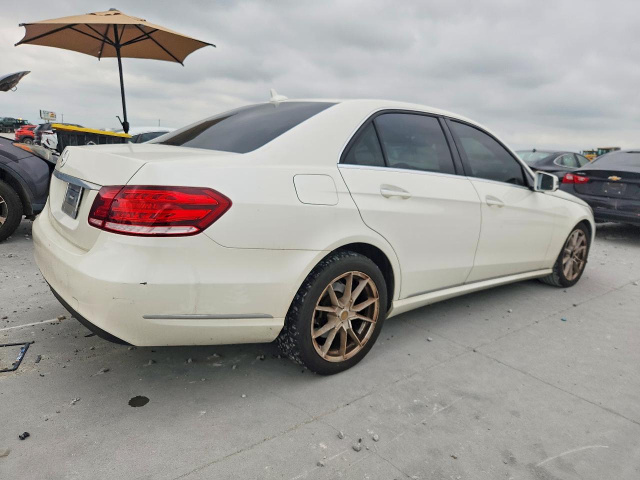 2015 Mercedes-benz E 350 White vin: WDDHF5KB3FB141404