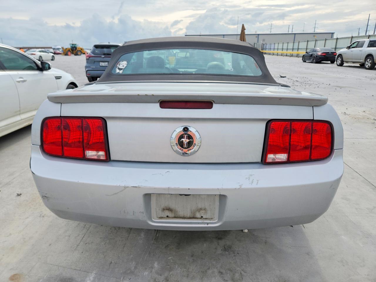 2007 Ford Mustang Серебряный vin: 1ZVHT84N275284692
