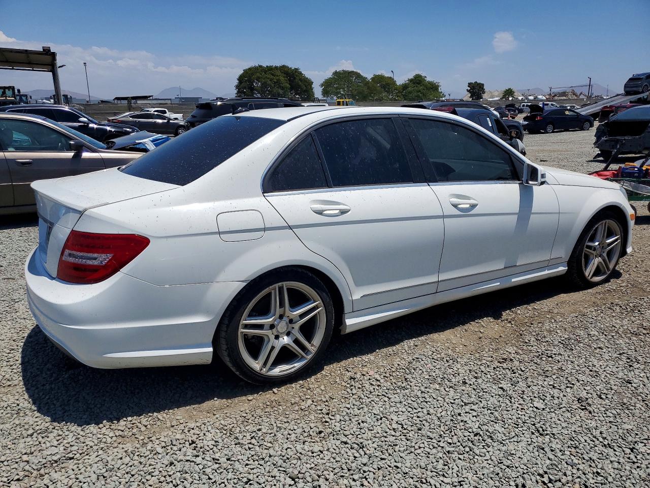2013 Mercedes-benz C 250 White vin: WDDGF4HB4DA851587