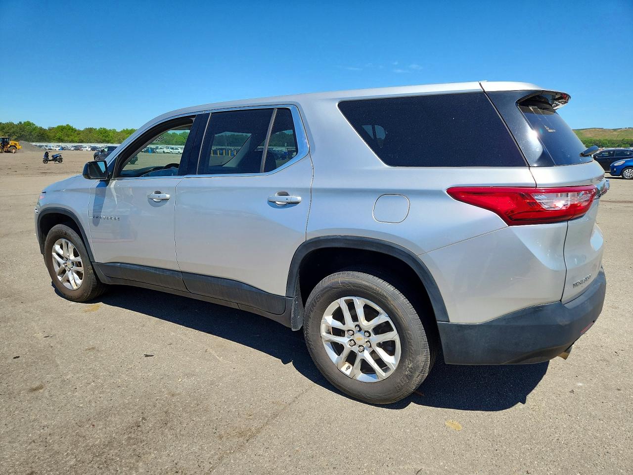 2019 Chevrolet Traverse Ls Серебряный vin: 1GNERFKW1KJ135685