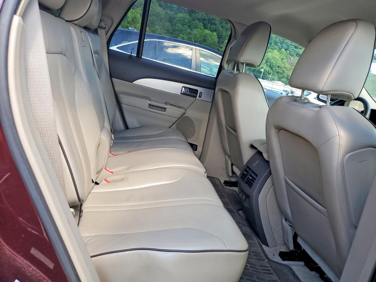 2011 Lincoln Mkx Burgundy vin: 2LMDJ8JKXBBJ13484