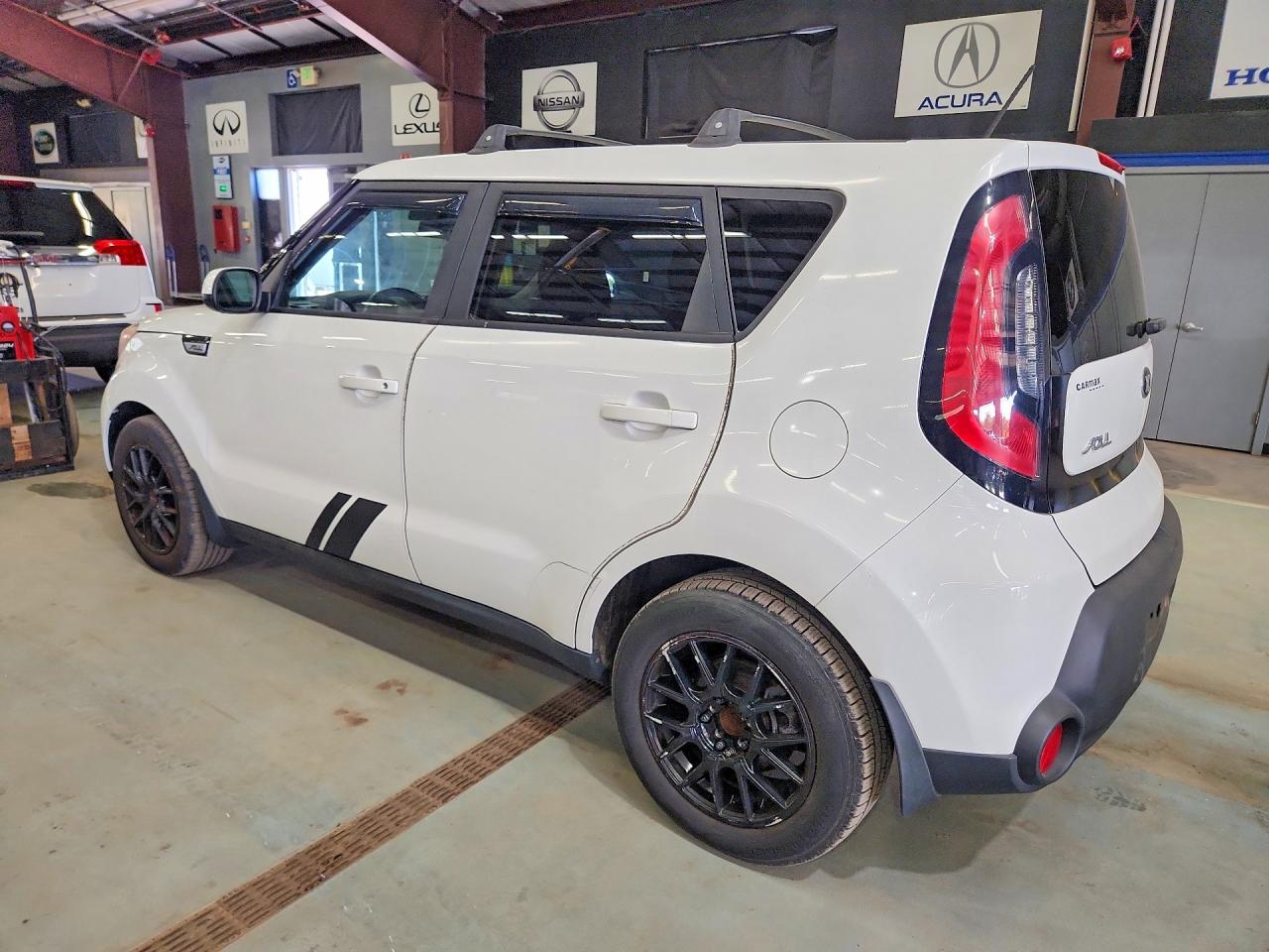 2015 Kia Soul Base White vin: KNDJN2A21F7778406
