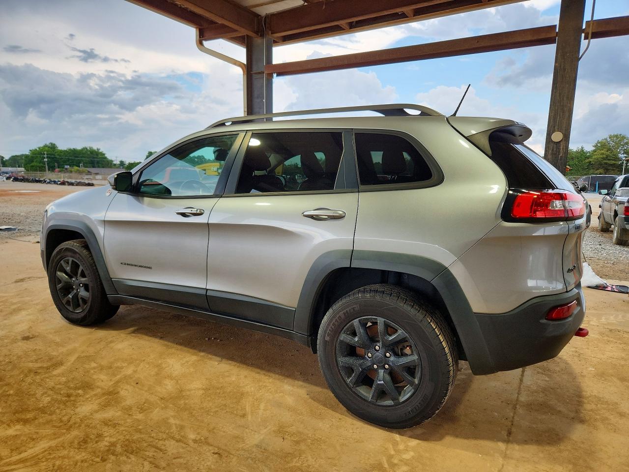 2015 Jeep Cherokee Trailhawk Silver vin: 1C4PJMBS3FW680872