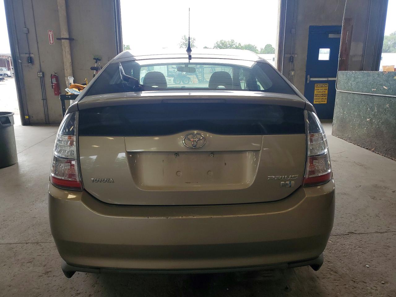 2005 Toyota Prius Base Tan vin: JTDKB20UX53062982