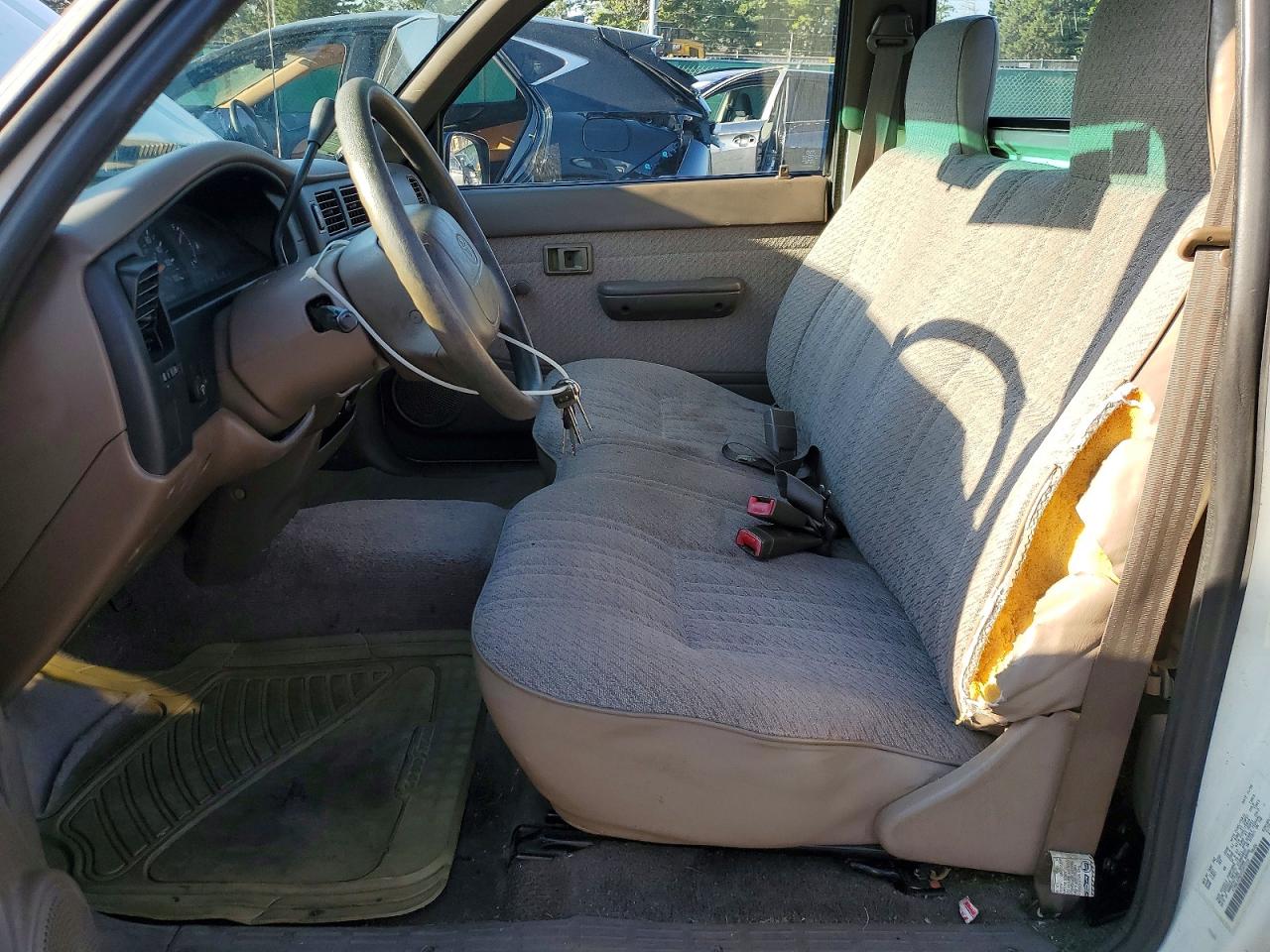 1997 Toyota Tacoma Base White vin: 4TANL42N2VZ257219