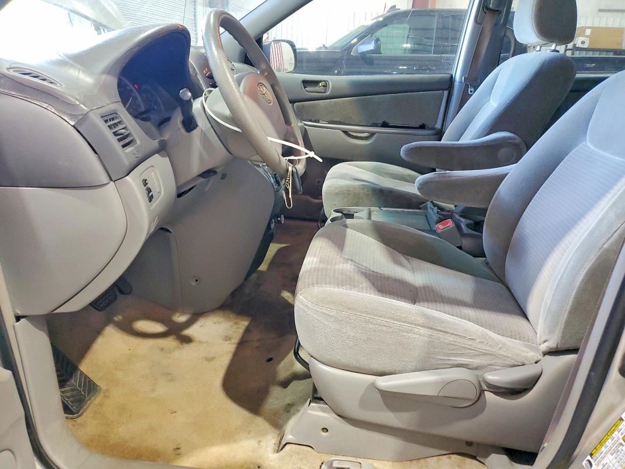 2009 Toyota Sienna Ce 8-passenger Silver vin: 5TDZK23C19S255706