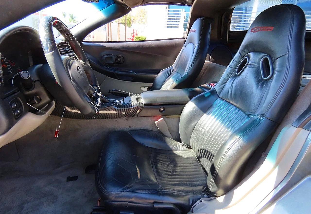 2004 Chevrolet Corvette Gray vin: 1G1YY22G845113763