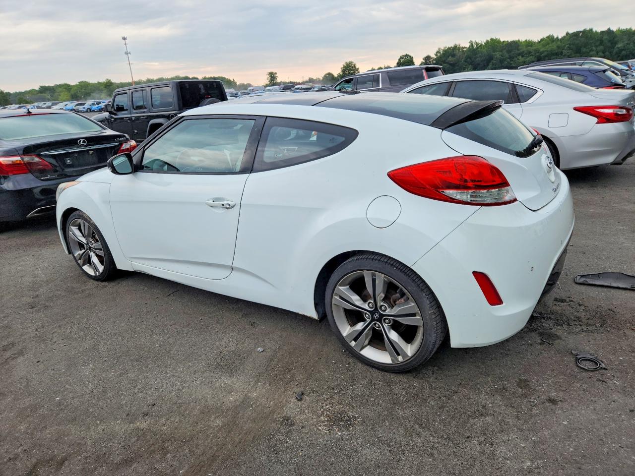 2012 Hyundai Veloster Base White vin: KMHTC6AD5CU056517