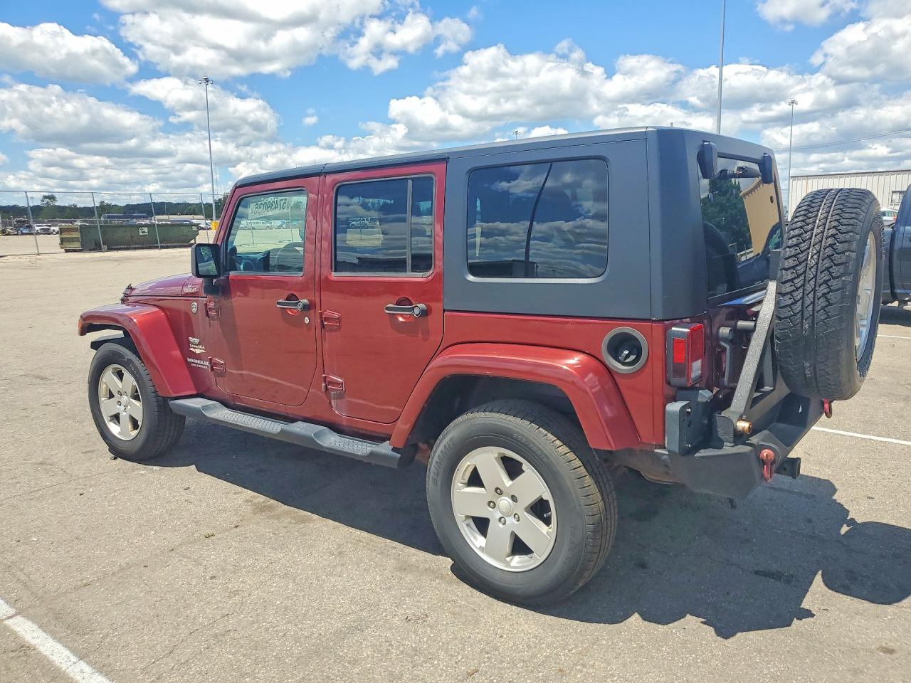 2008 Jeep Wrangler Unlimited Sahara Red vin: 1J4GA59178L651005