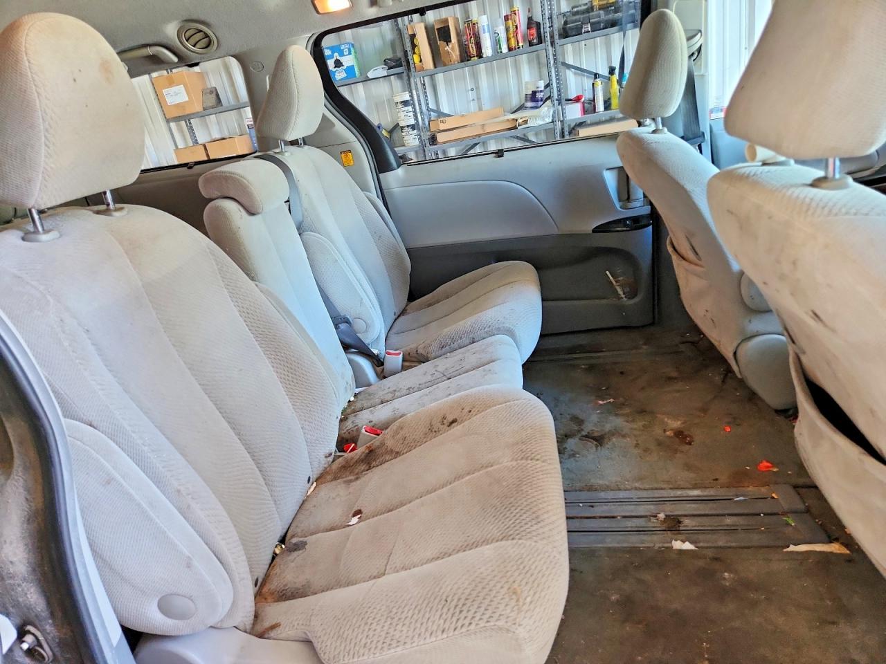 2011 Toyota Sienna Le Серый vin: 5TDKK3DC2BS063593