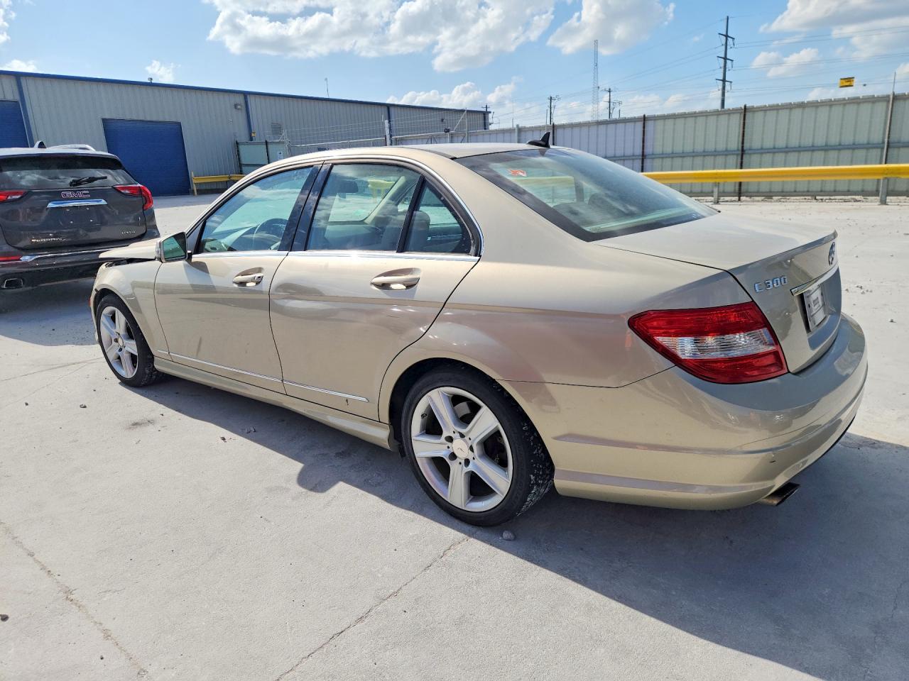 2010 Mercedes-benz C 300 Tan vin: WDDGF5EB6AR107190