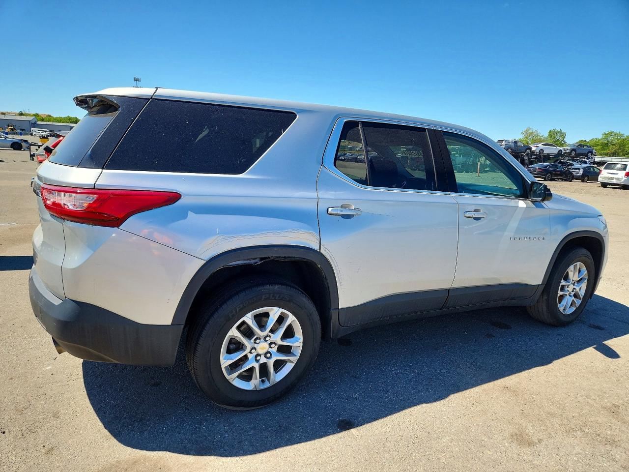 2019 Chevrolet Traverse Ls Серебряный vin: 1GNERFKW1KJ135685