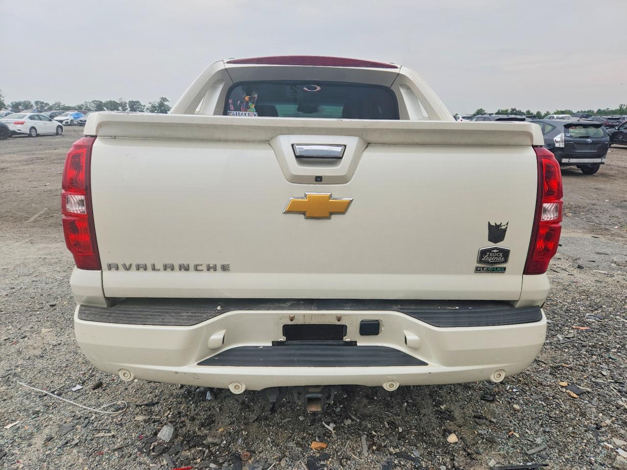 2011 Chevrolet Avalanche Ltz White vin: 3GNTKGE34BG318714