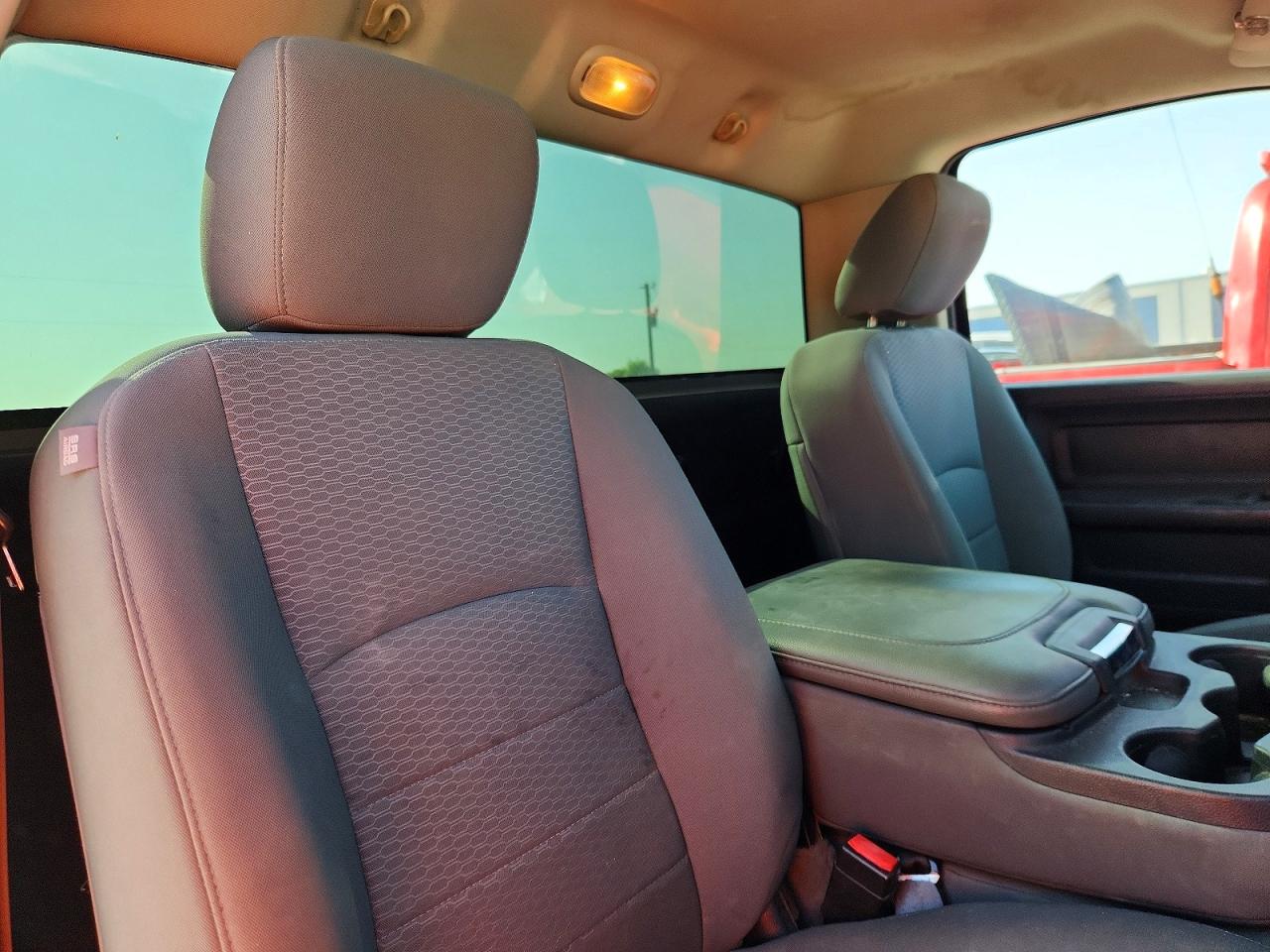 2014 Ram 1500 St Red vin: 3C6JR6AG9EG240246