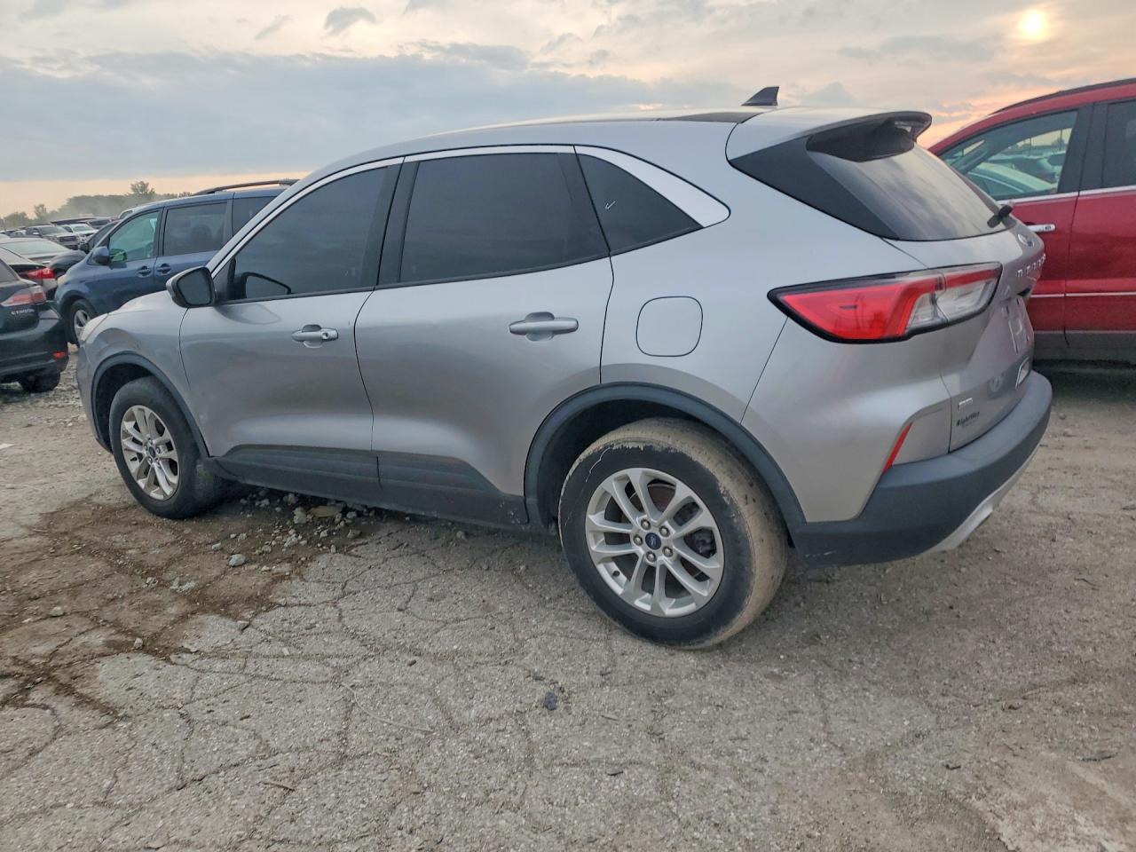 2021 Ford Escape Se Серебряный vin: 1FMCU9G67MUA42904