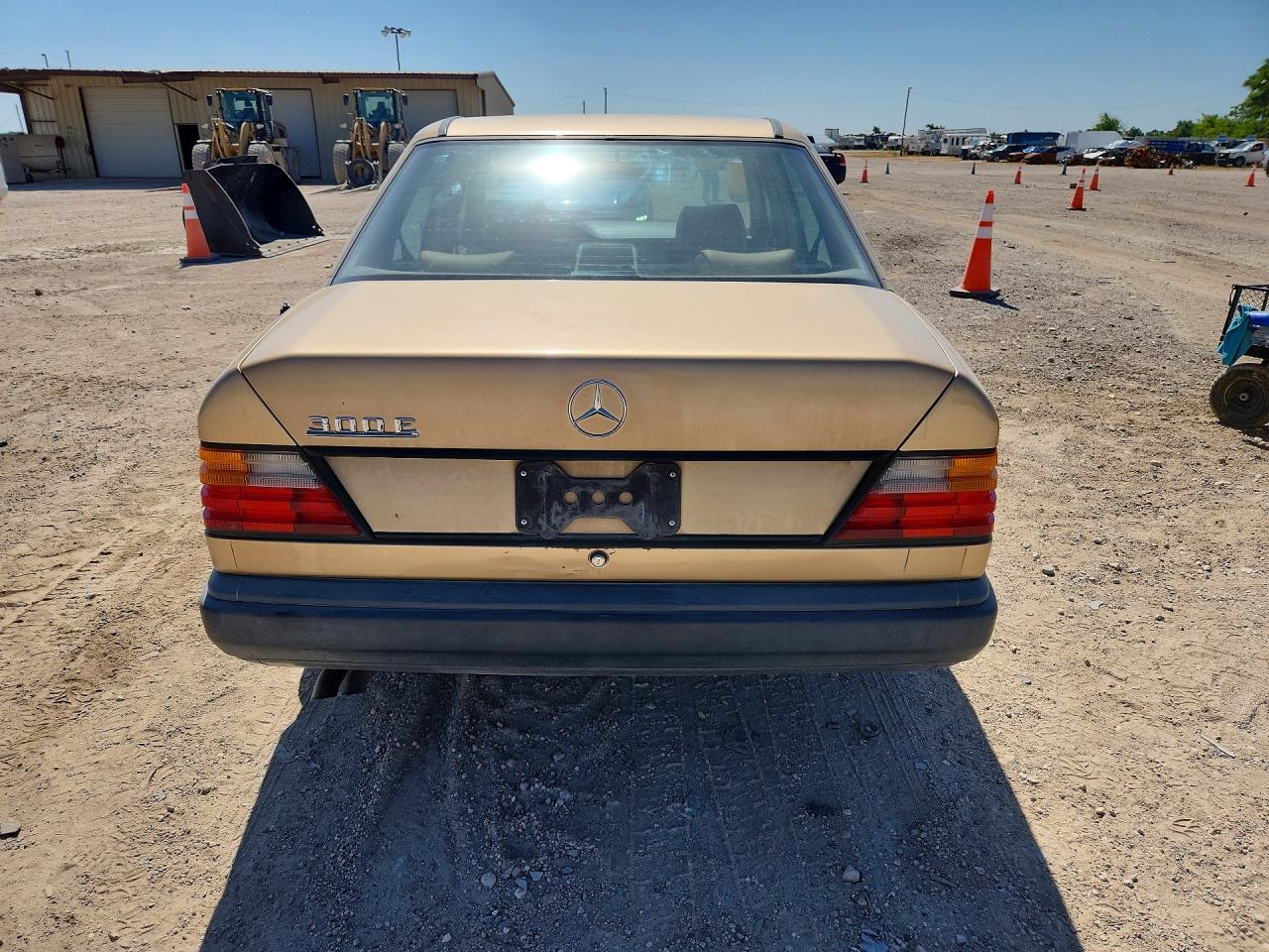 1987 Mercedes-benz 300 E Gold vin: WDBEA30D3HA539059
