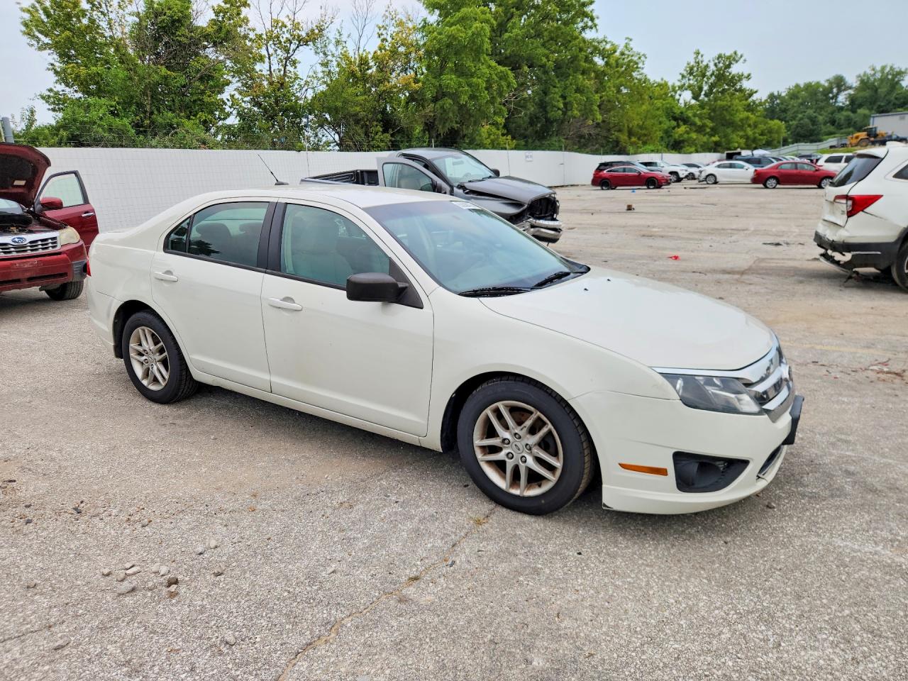 2010 Ford Fusion S White vin: 3FAHP0GA4AR411406