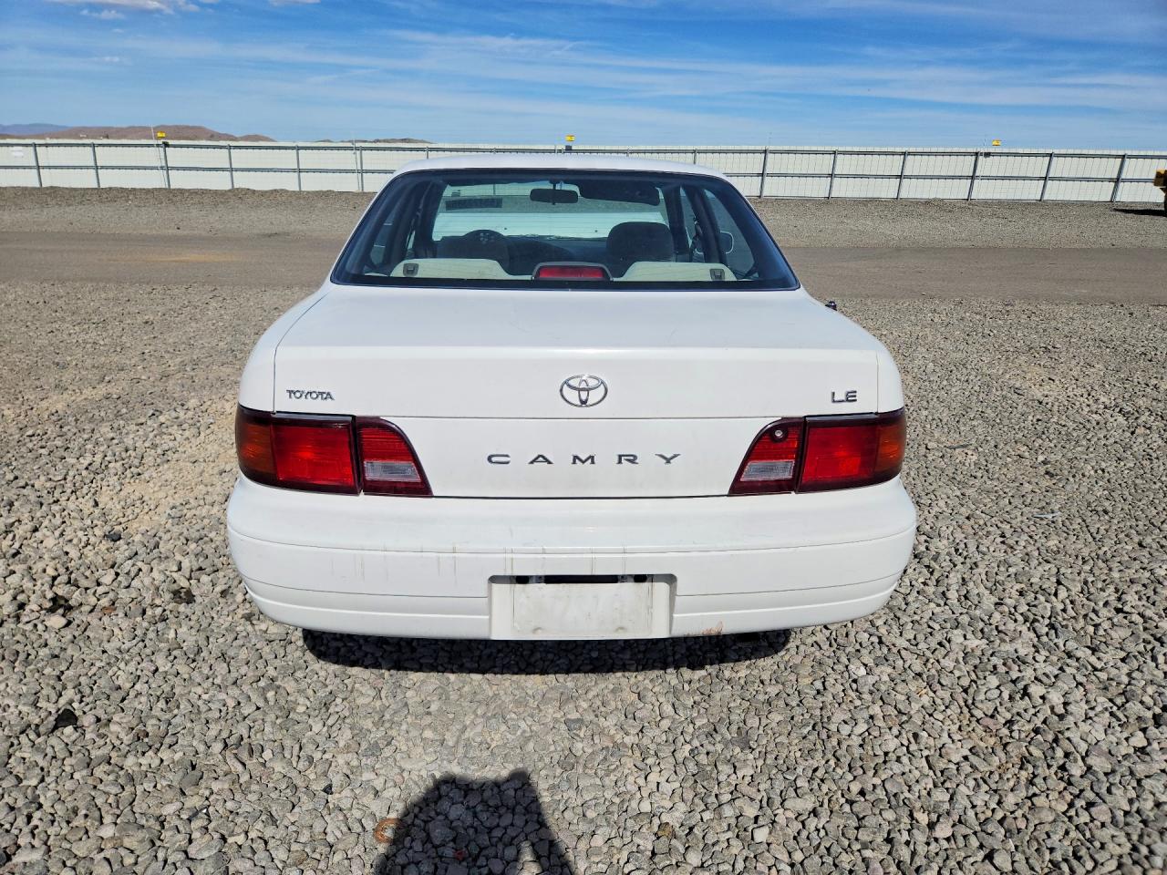 1996 Toyota Camry Le White vin: JT2BG12KXT0346644