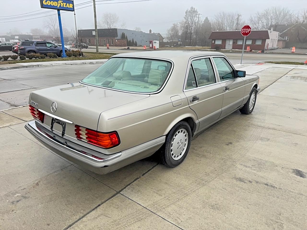 1989 Mercedes-benz 300 Se Бежевый vin: WDBCA24D4KA495561
