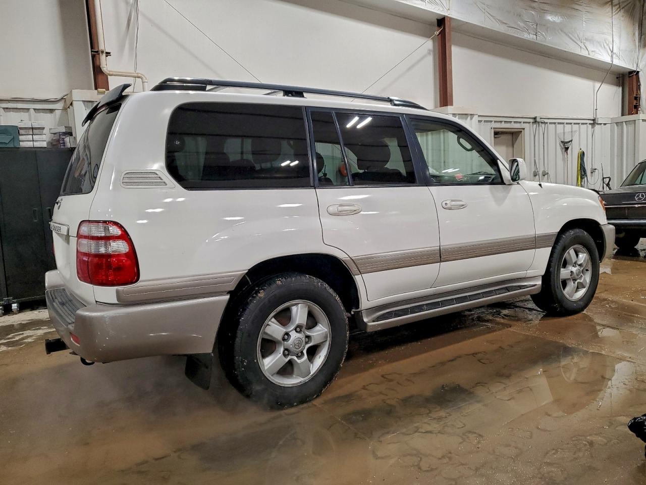 2004 Toyota Land Cruiser White vin: JTEHT05J642060396
