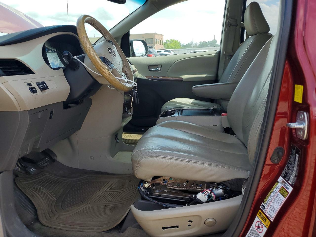 2011 Toyota Sienna Xle 8-passenger Red vin: 5TDYK3DCXBS127910