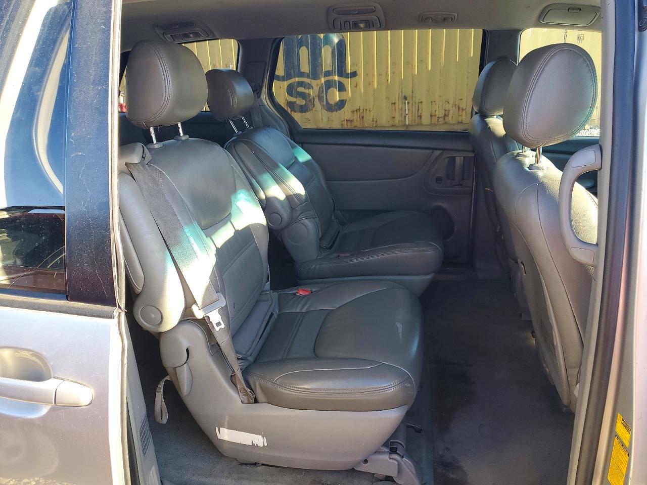 2004 Toyota Sienna Le 7 Passenger Gold vin: 5TDZA23C64S128736