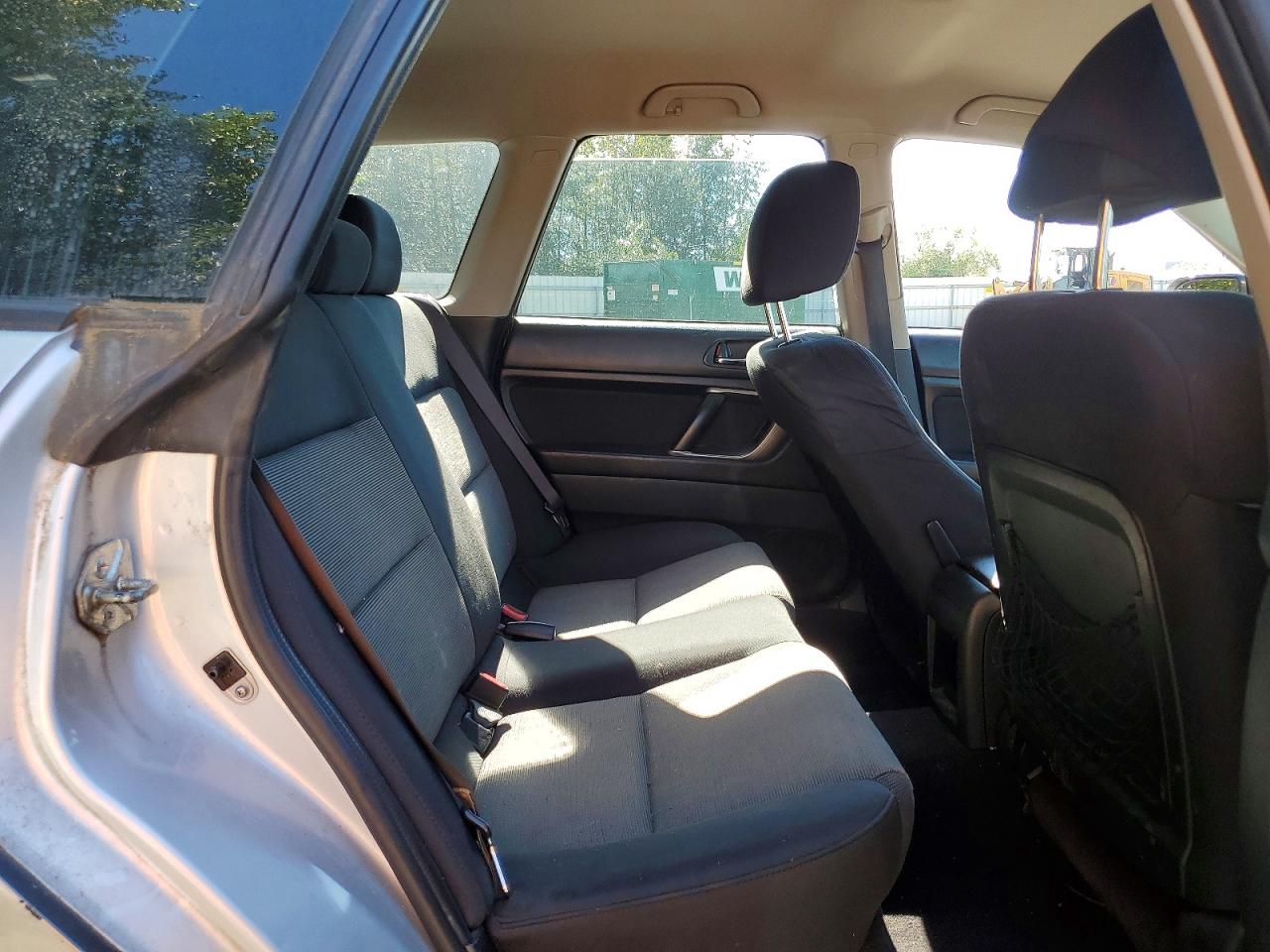 2007 Subaru Outback Outback 2.5i Silver vin: 4S4BP61C877302018