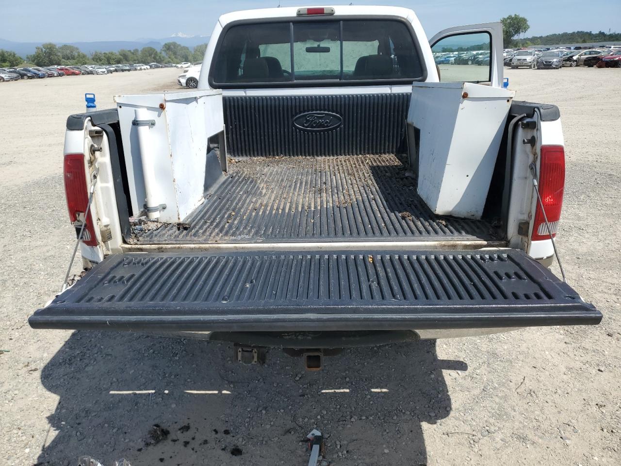 2004 Ford F250 Super Duty White vin: 1FTNW21P84EC11306 Damage: Right Tail Light, Light Scratch, Replacement Required