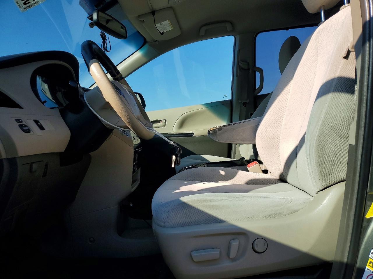 2012 Toyota Sienna Le Серый vin: 5TDKK3DC3CS186739