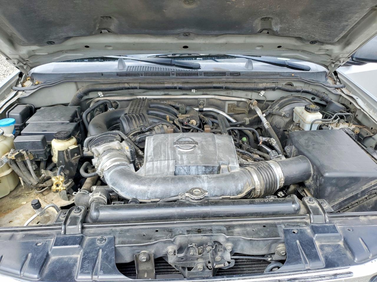2005 Nissan Pathfinder Xe Silver vin: 5N1AR18W55C748852