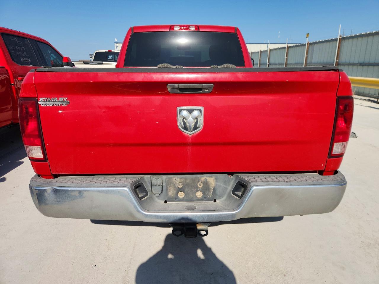 2014 Ram 1500 St Red vin: 3C6JR6AG9EG240246
