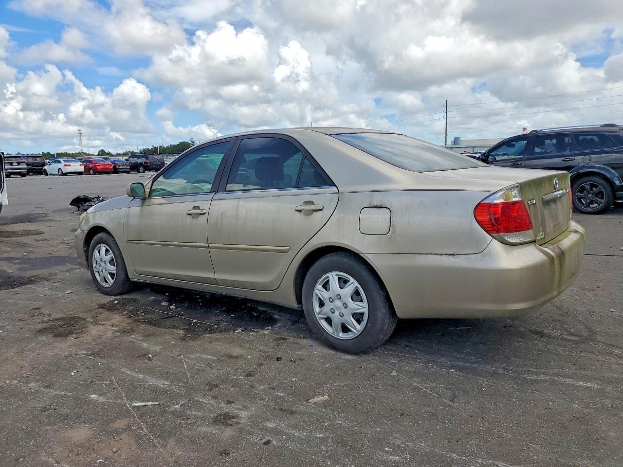 2005 Toyota Camry Le Gold vin: 4T1BE32K35U393322