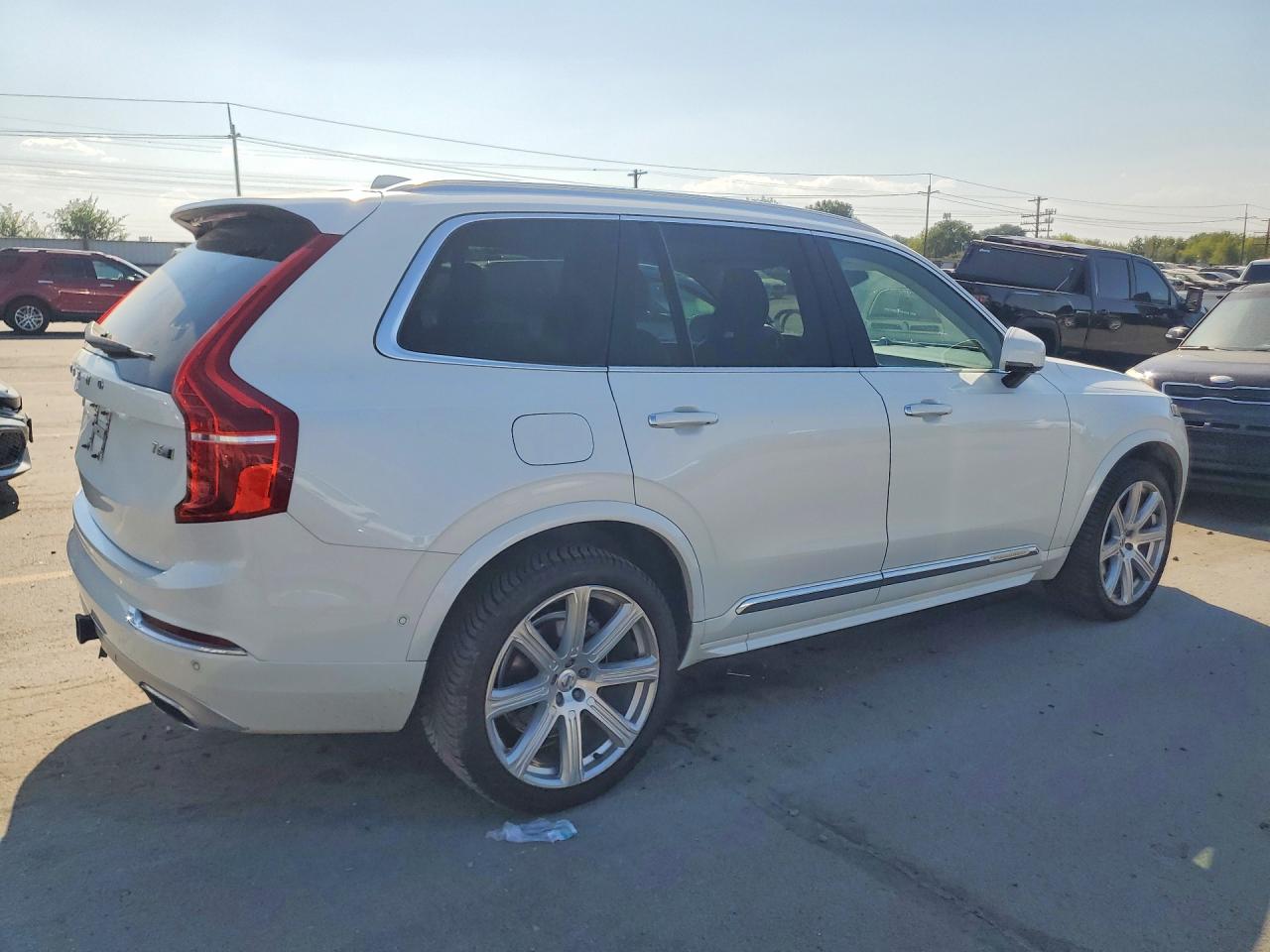 2016 Volvo Xc90 T6 White vin: YV4A22PL0G1048237