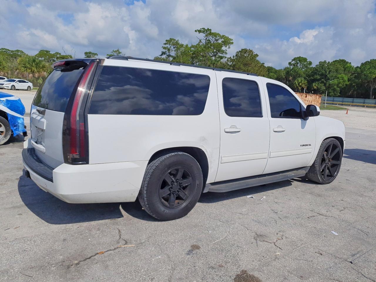 2011 Gmc Yukon Xl C1500 Slt White vin: 1GKS1KE00BR391860