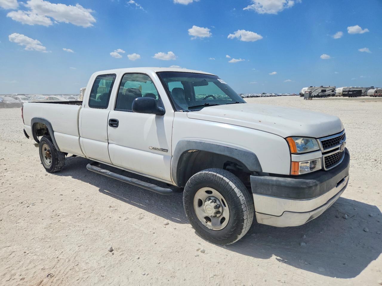 2006 Chevrolet Silverado C2500 Heavy Duty White vin: 1GCHC29U16E210405